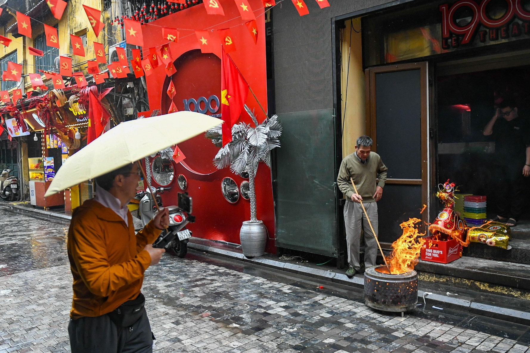 Người Hà Nội cúng ông Công ông Táo sớm, khách Tây tò mò xem cảnh lạ trên vỉa hè