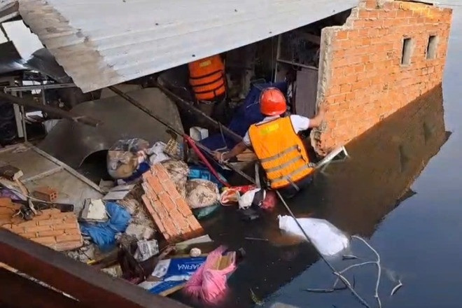 Sập nhà ven kênh ở TPHCM, 2 người bị thương