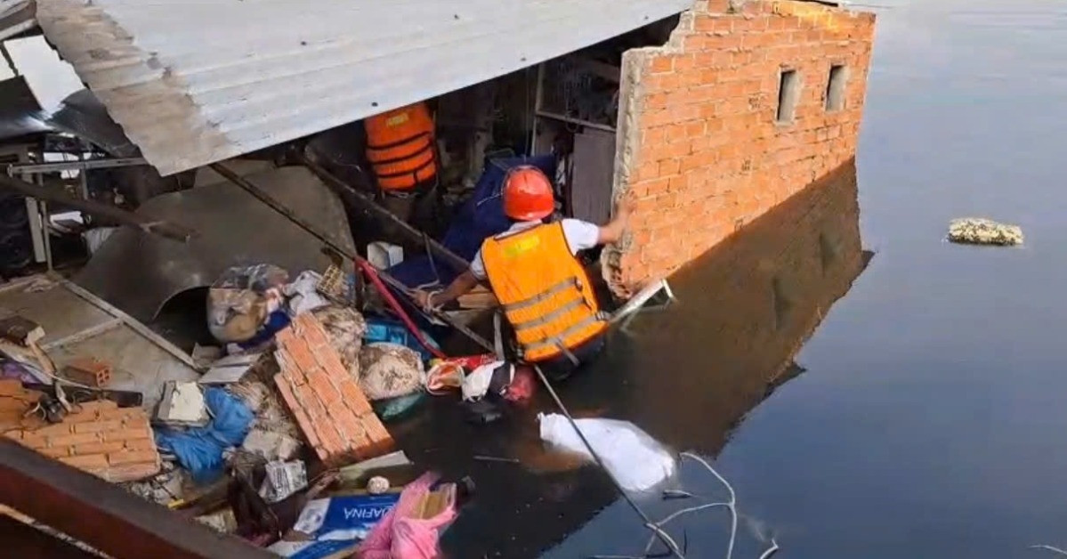 Sập nhà ven kênh ở TPHCM, 2 người bị thương