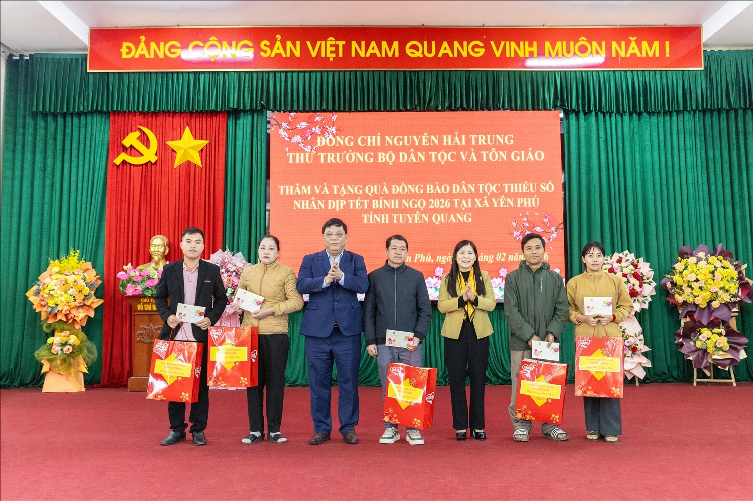 Thứ trưởng Nguyễn Hải Trung chúc Tết hộ nghèo, người có uy tín xã Yên Phú