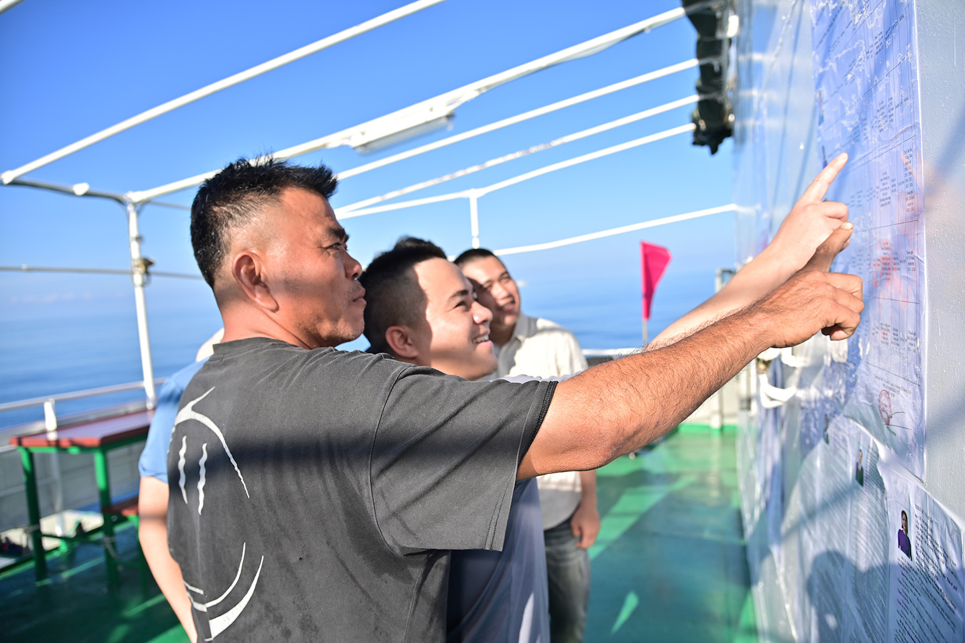 1. Cử tri tàu Hải An 68 tìm hiểu các ứng viên đại biểu Quốc hội Khóa XVI và đại biểu HĐND Thành phố nhiệm kỳ 2026   2031.jpg