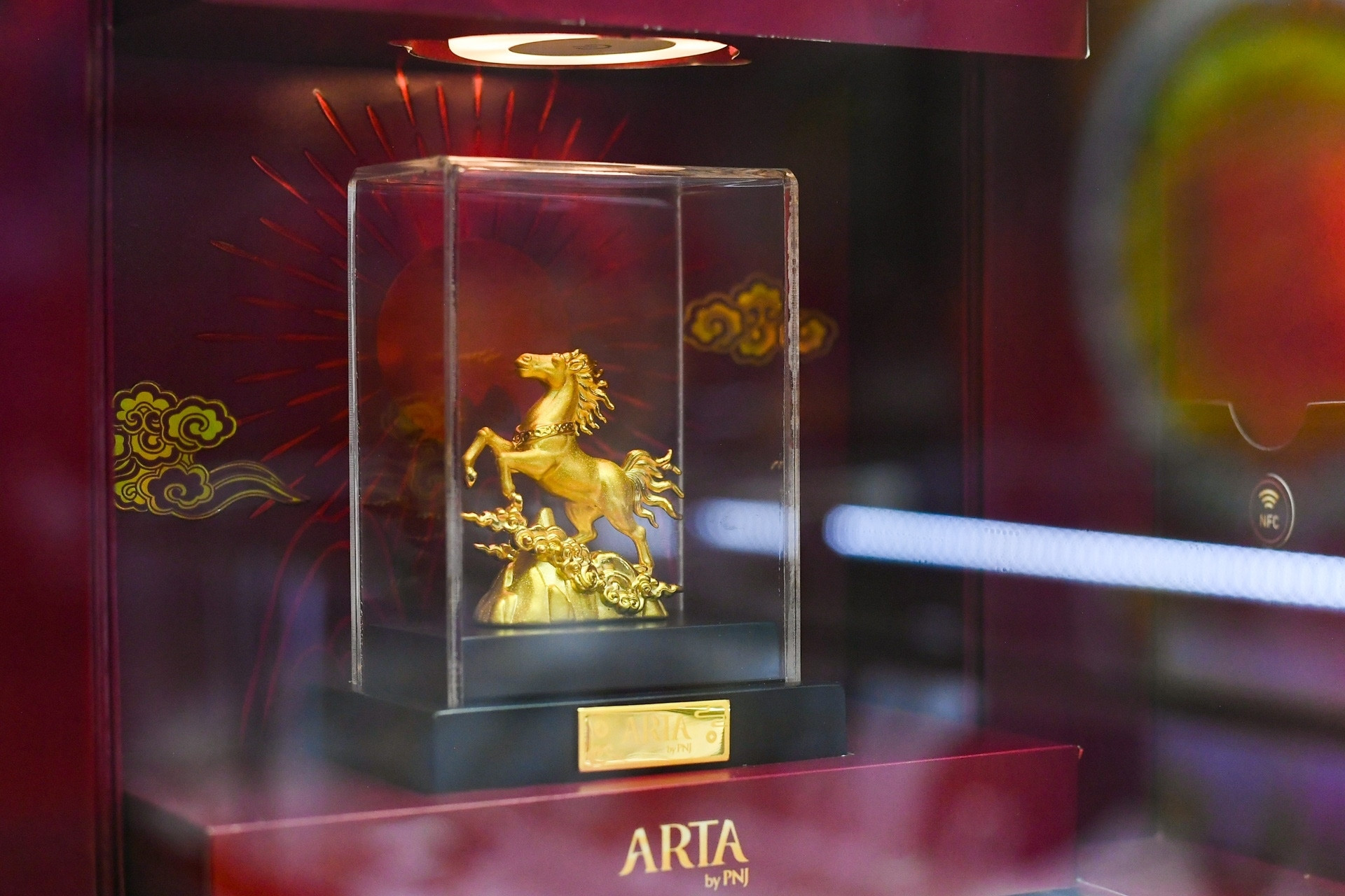 Giá vàng hôm nay 2/3/2026: Tăng dữ dội, chỉ còn cách đỉnh lịch sử 1,7 triệu/lượng