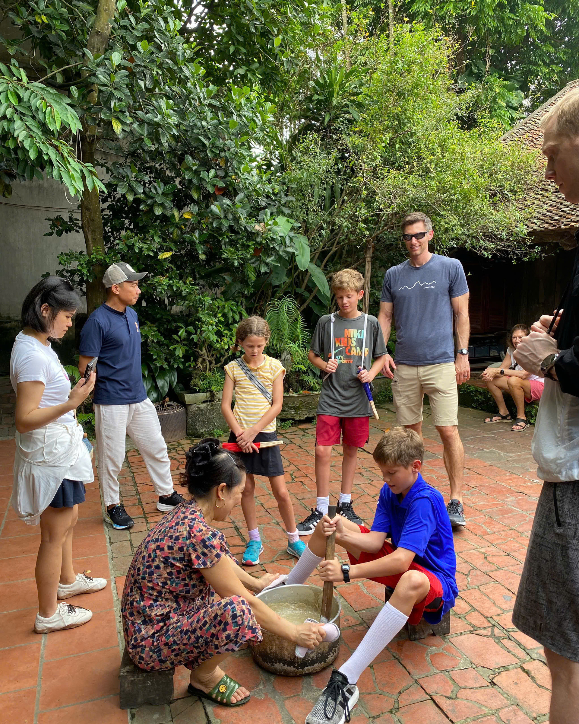 Du khách trải nghiệm làm chè lam ở nhà cổ