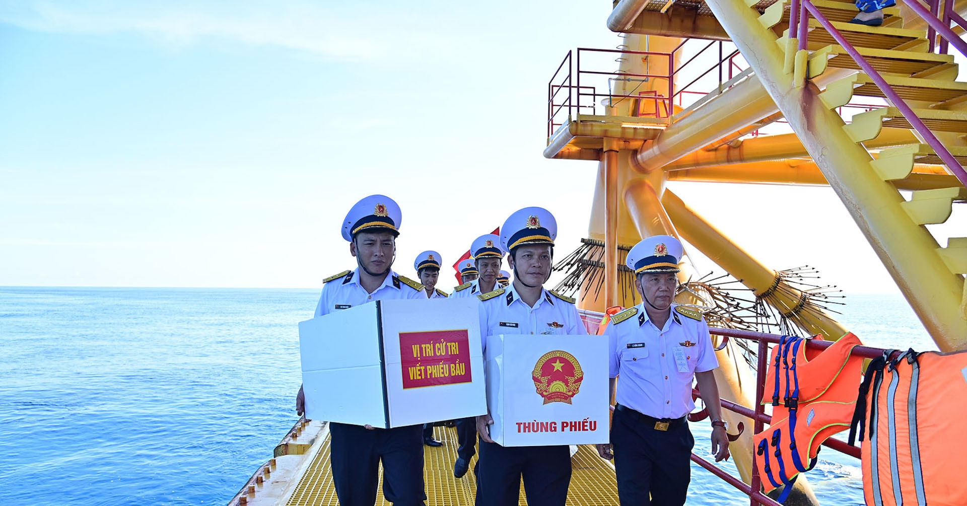 Hoàn thành bầu cử sớm ở nhà giàn DK1/9, bãi cạn Ba Kè