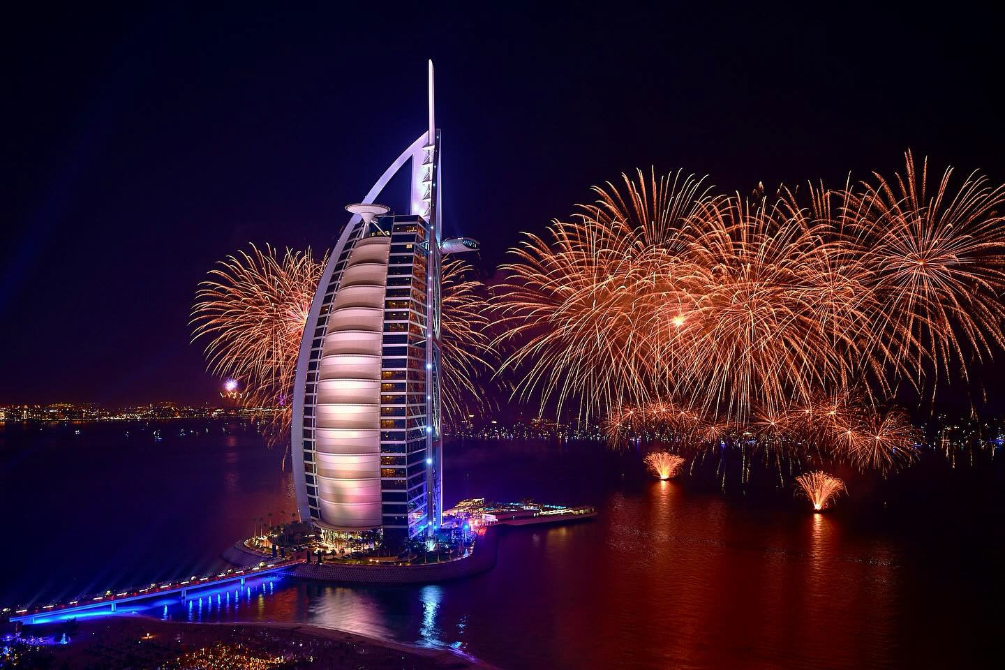 Bên trong khách sạn xa hoa nhất Dubai vừa bốc cháy có gì đặc biệt?
