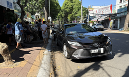 Bị ô tô cuốn vào gầm khi đi bộ sát lòng đường, người phụ nữ tử vong thương tâm..png