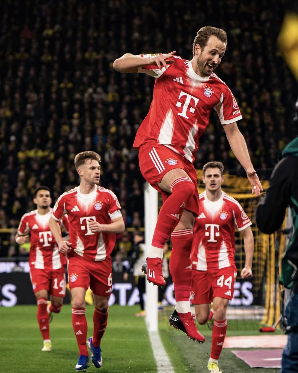 https://static-images.vnncdn.net/vps_images_publish/000001/000003/2026/3/1/dortmund-vs-bayern-munich-2-231.jpg