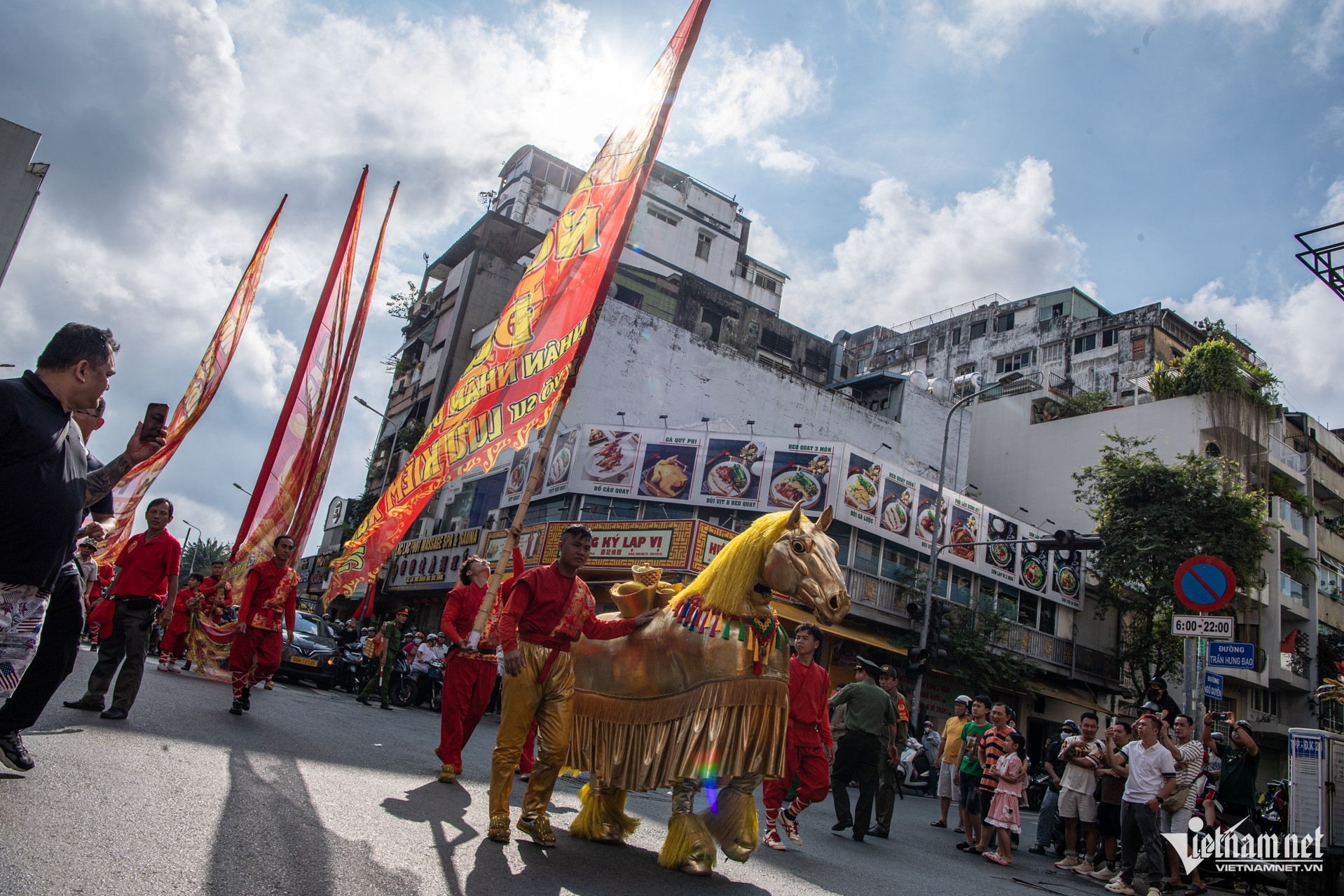 le hoi nghinh ong quan thanh de quan tuan hung 35 917.jpg
