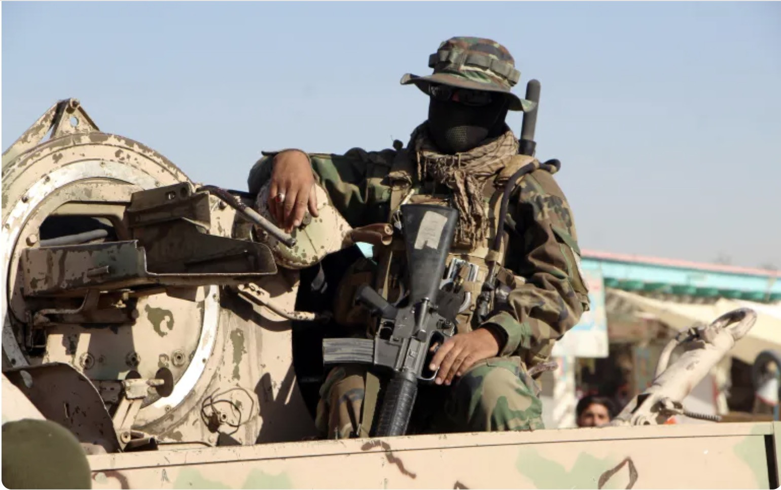 Nhân viên an ninh Taliban tuần tra dọc biên giới Pakistan-Afghanistan. Ảnh: EPA