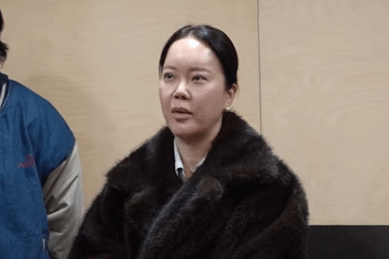 Nữ ca sĩ 50 tuổi gương mặt biến dạng, hối hận vì phẫu thuật thẩm mỹ