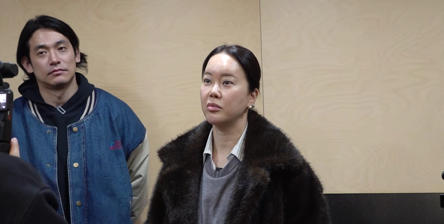 Nữ ca sĩ 50 tuổi gương mặt biến dạng, hối hận vì phẫu thuật thẩm mỹ