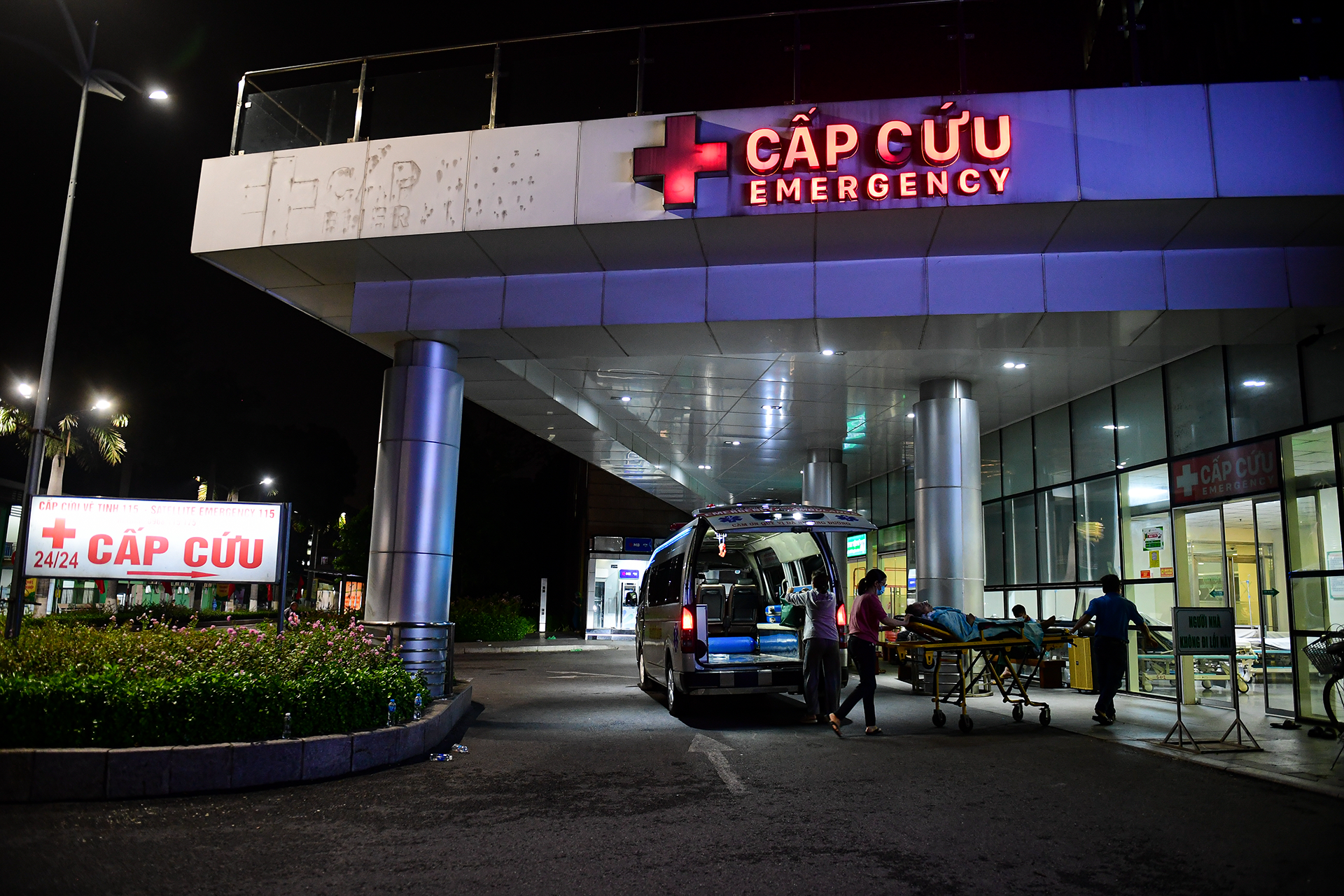 Sở Y tế TPHCM vào cuộc vụ 11 người nghi ngộ độc sau khi ăn bánh mì heo quay