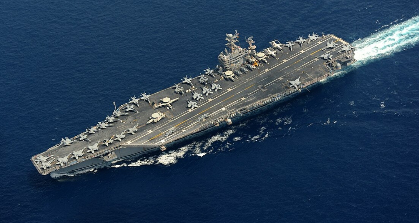 tau san bay USS Abraham Lincoln Hai quan My.jpg