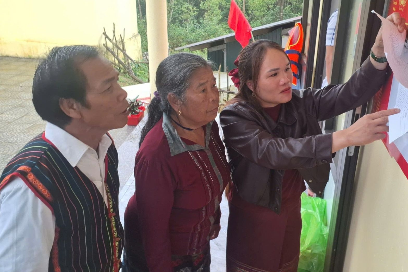 Thăm bản của đồng bào Bru Vân Kiều trước ngày bầu cử sớm