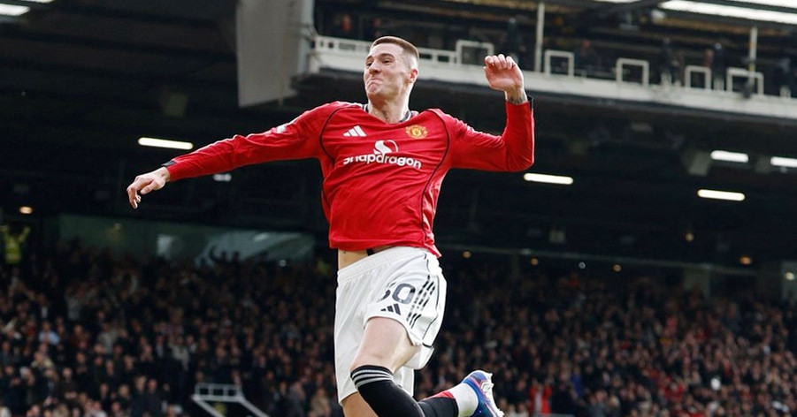 Sesko tỏa sáng, MU lội ngược dòng thắng nghẹt thở Crystal Palace 2-1
