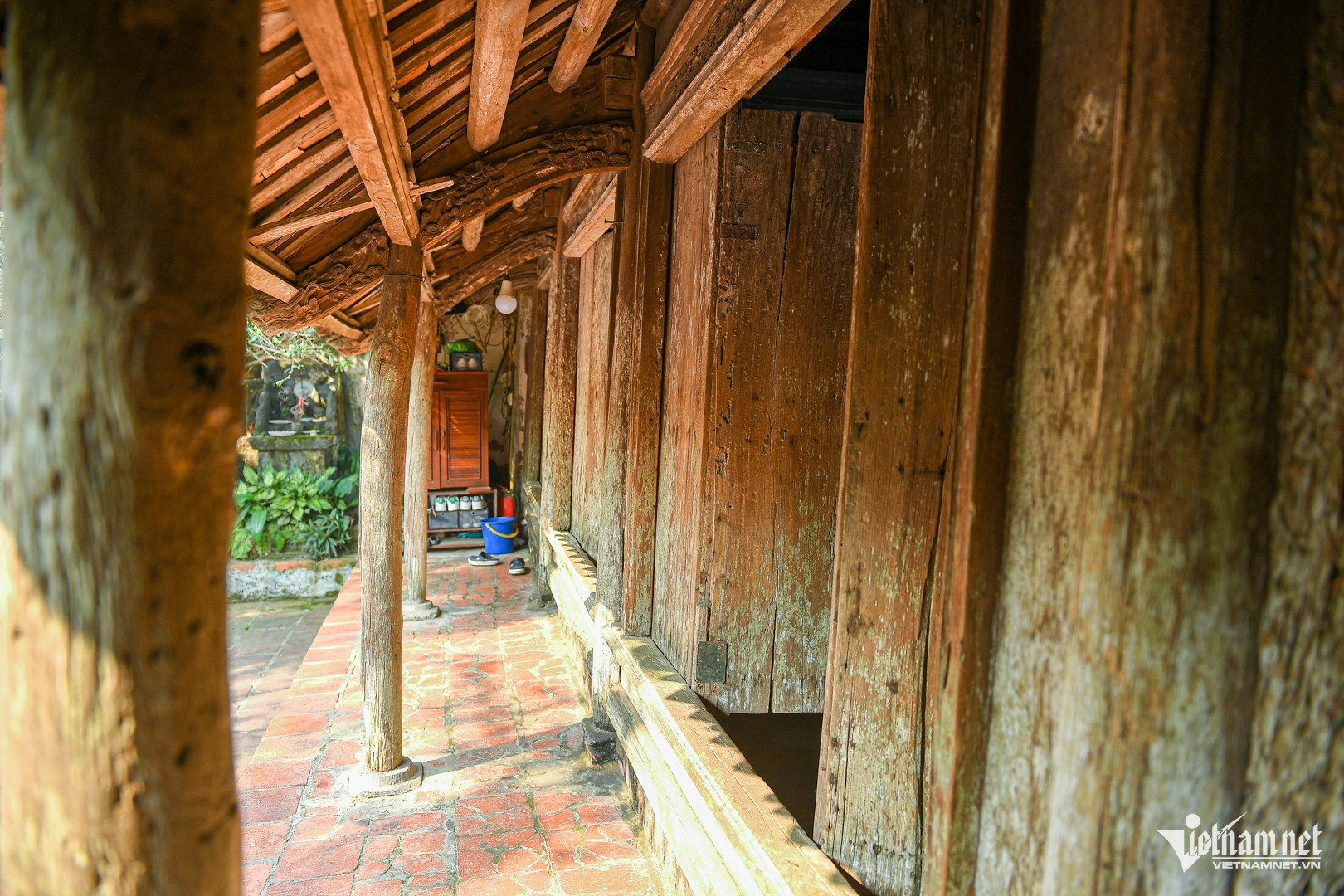 Cửa ra vào đã tồn tại qua hàng trăm năm, khoá cửa bằng cách cài then