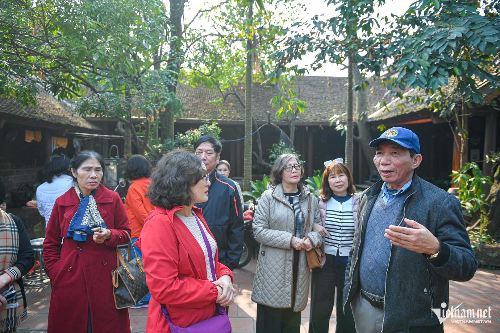 Du khách thích thú lắng nghe ông Hùng giới thiệu về ngôi nhà