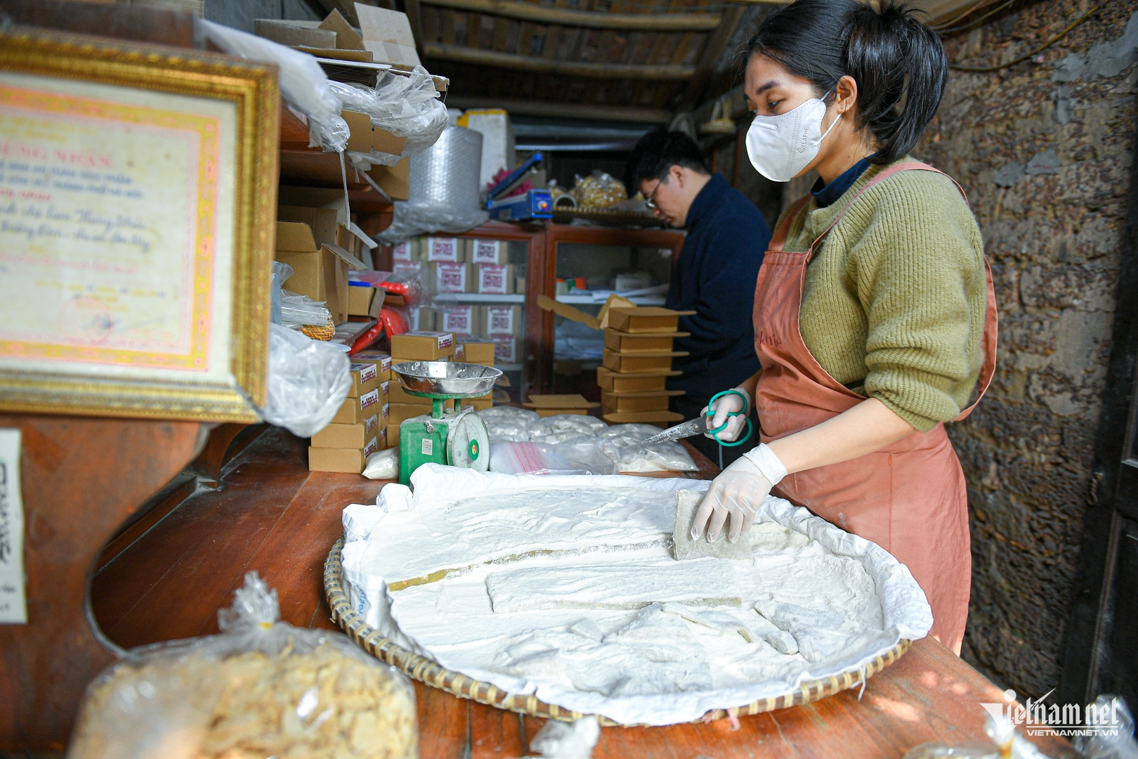 Nhà cổ gần 400 năm, gia chủ Hà Nội quyết không bán để 'làm điều đặc biệt' W-nha co duong lam 2 2.JPG.jpg