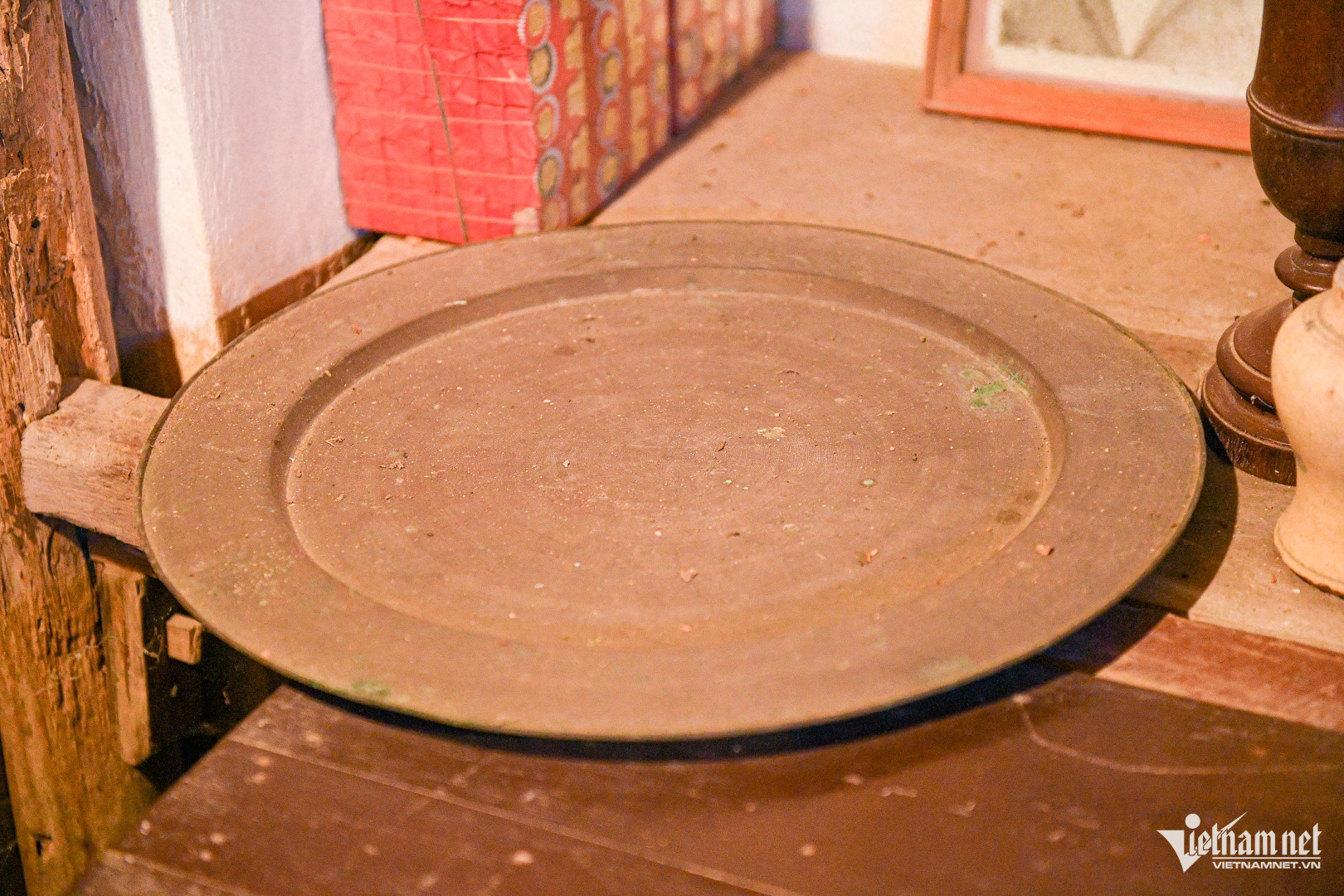 Chiếc mâm đồng 3 chân, có niên đại hơn 3 thế kỷ. Thời xưa, chiếc mâm này chỉ nhà khá giả mới có điều kiện dùng