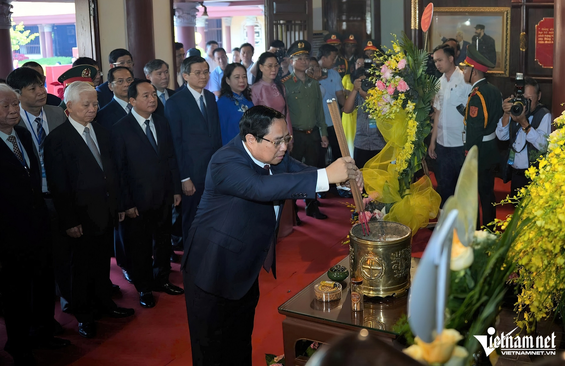 W-z7575131940912_286516cb26b8d1e23e11682324e6d3fd lines scale 2_00x gigapixel.jpg