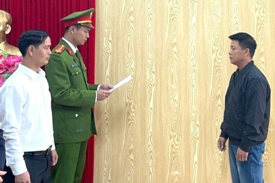 Bản tin chiều 10/3: Khởi tố chủ cơ sở sản xuất 12000 chai dấm ăn giả ở Ninh Bình