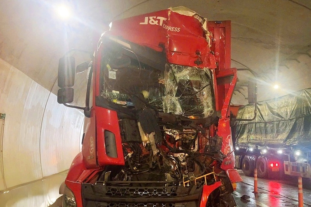 3 ô tô tông liên hoàn trong hầm Đèo Bụt cao tốc Vũng Áng - Bùng