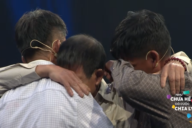 Bỏ nhà đi vì sợ bố đánh, người đàn ông Thanh Hóa khóc nức nở ngày đoàn tụ