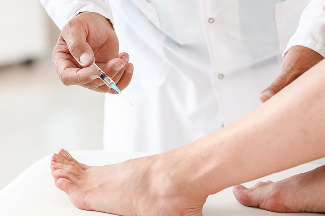 Cầu cứu bác sĩ sau khi nhờ người tiêm nắn thẳng chân tại nhà