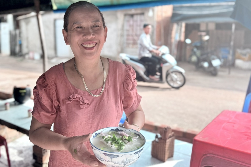 Chủ quán bún tên lạ ở Phú Quốc tiết lộ bí quyết ‘chan nước sôi’ vẫn ngon