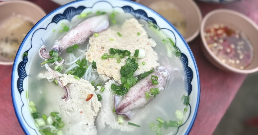 Chủ quán bún tên lạ ở Phú Quốc tiết lộ bí quyết ‘chan nước sôi’ vẫn ngon