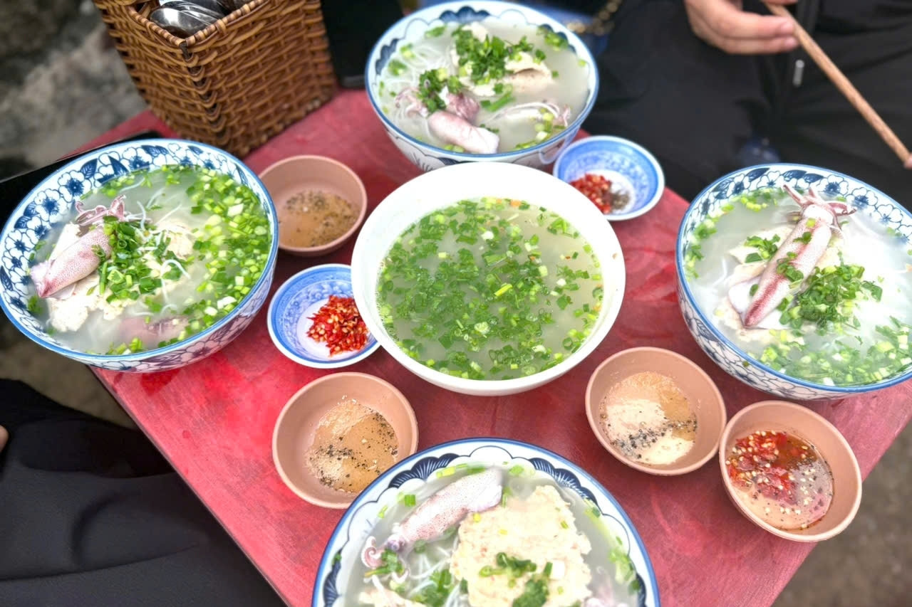 https://static-images.vnncdn.net/vps_images_publish/000001/000003/2026/3/10/chu-quan-bun-ten-la-o-phu-quoc-tiet-lo-bi-quyet-chan-nuoc-soi-van-ngon-2488.jpg