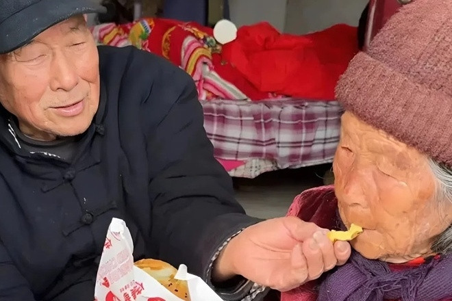 Cụ ông 92 tuổi mang hamburger sang thăm chị gái 94 tuổi, cuộc gặp gây xúc động