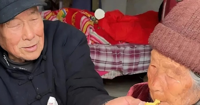 Cụ ông 92 tuổi mang hamburger sang thăm chị gái 94 tuổi, cuộc gặp gây xúc động