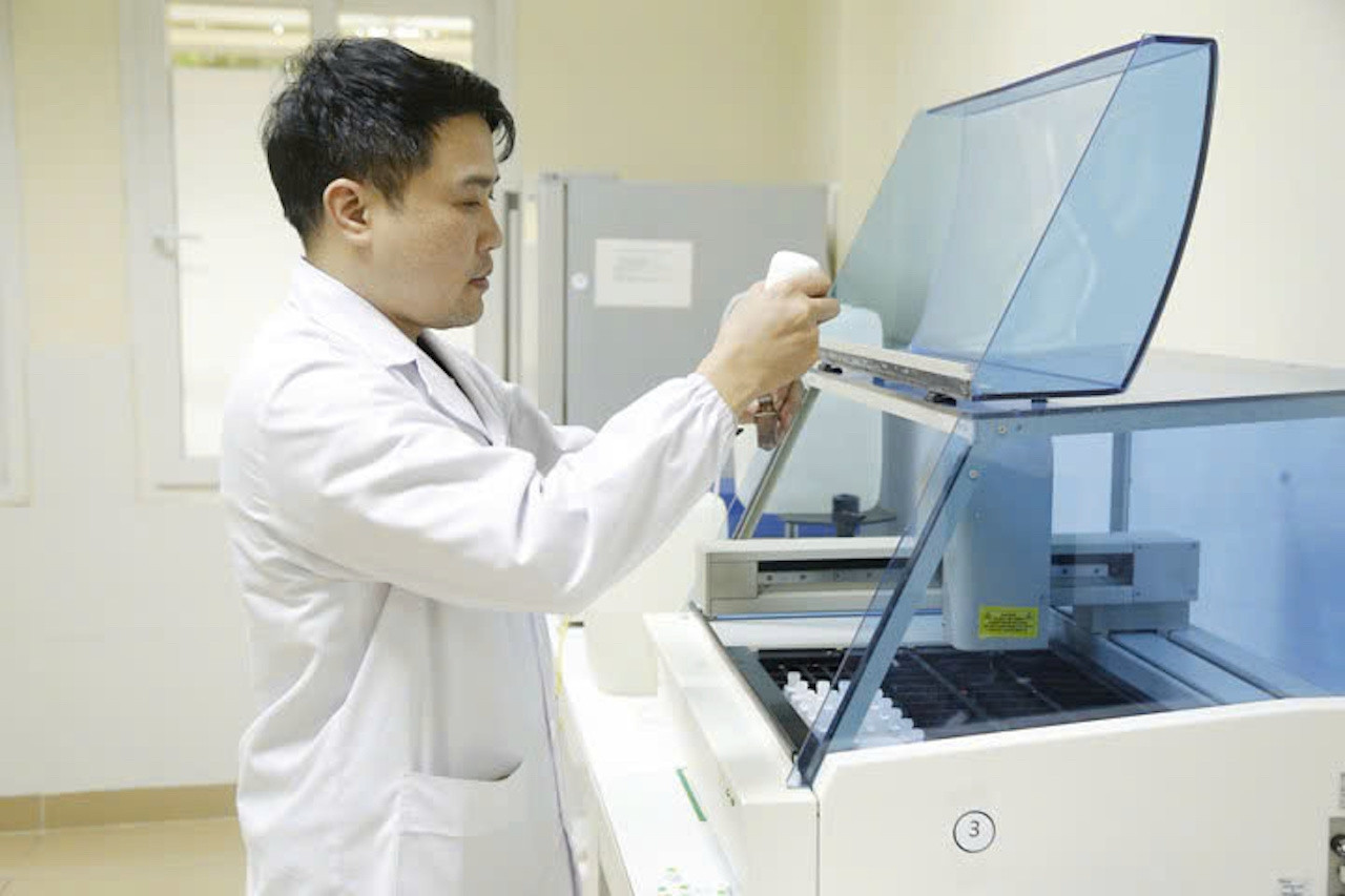 Đau bụng thoáng qua, người đàn ông 68 tuổi không ngờ mắc 2 ung thư cùng lúc