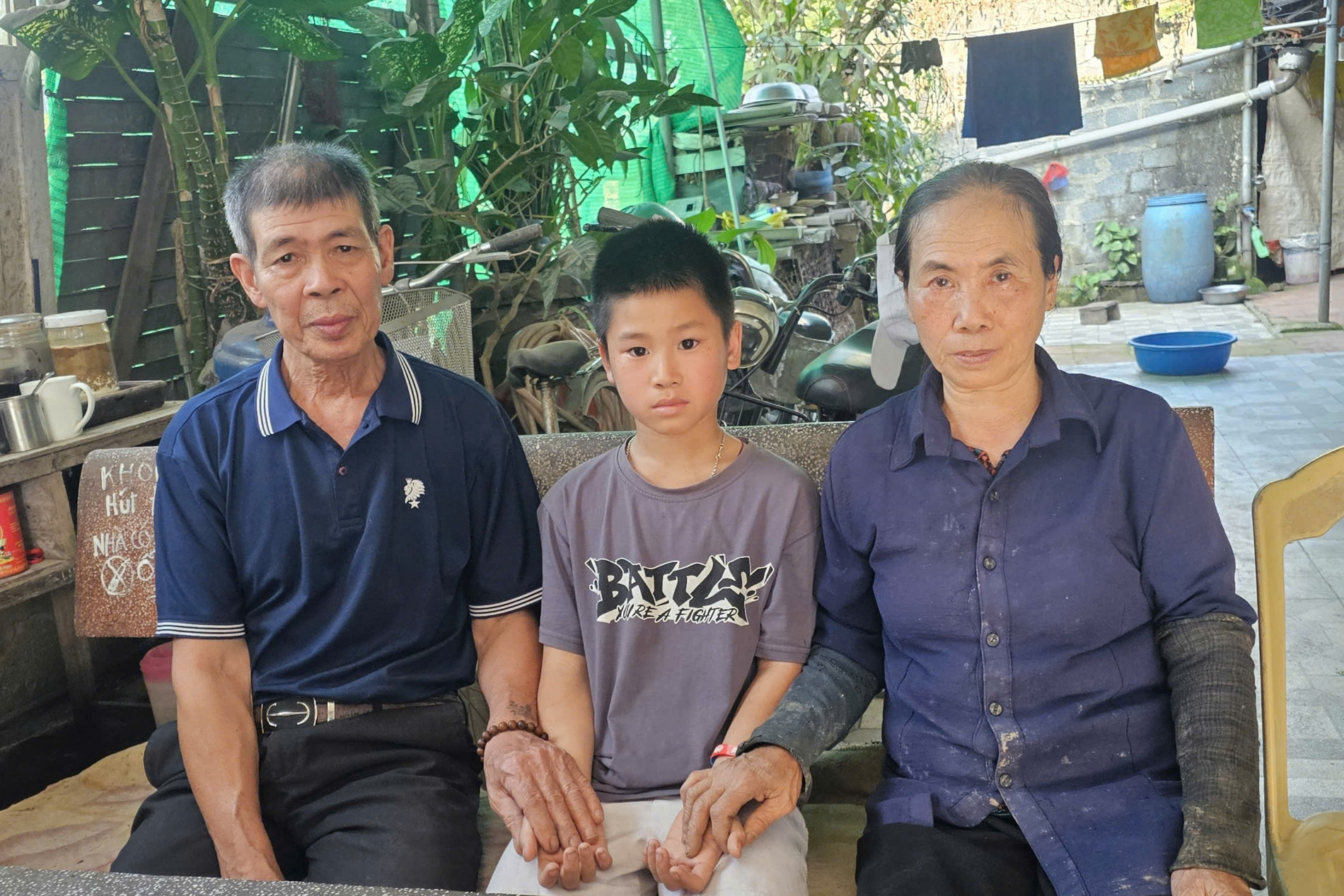 Gánh nặng chồng ung thư, cháu ngoại mồ côi đè lên vai người bà gần 70 tuổi