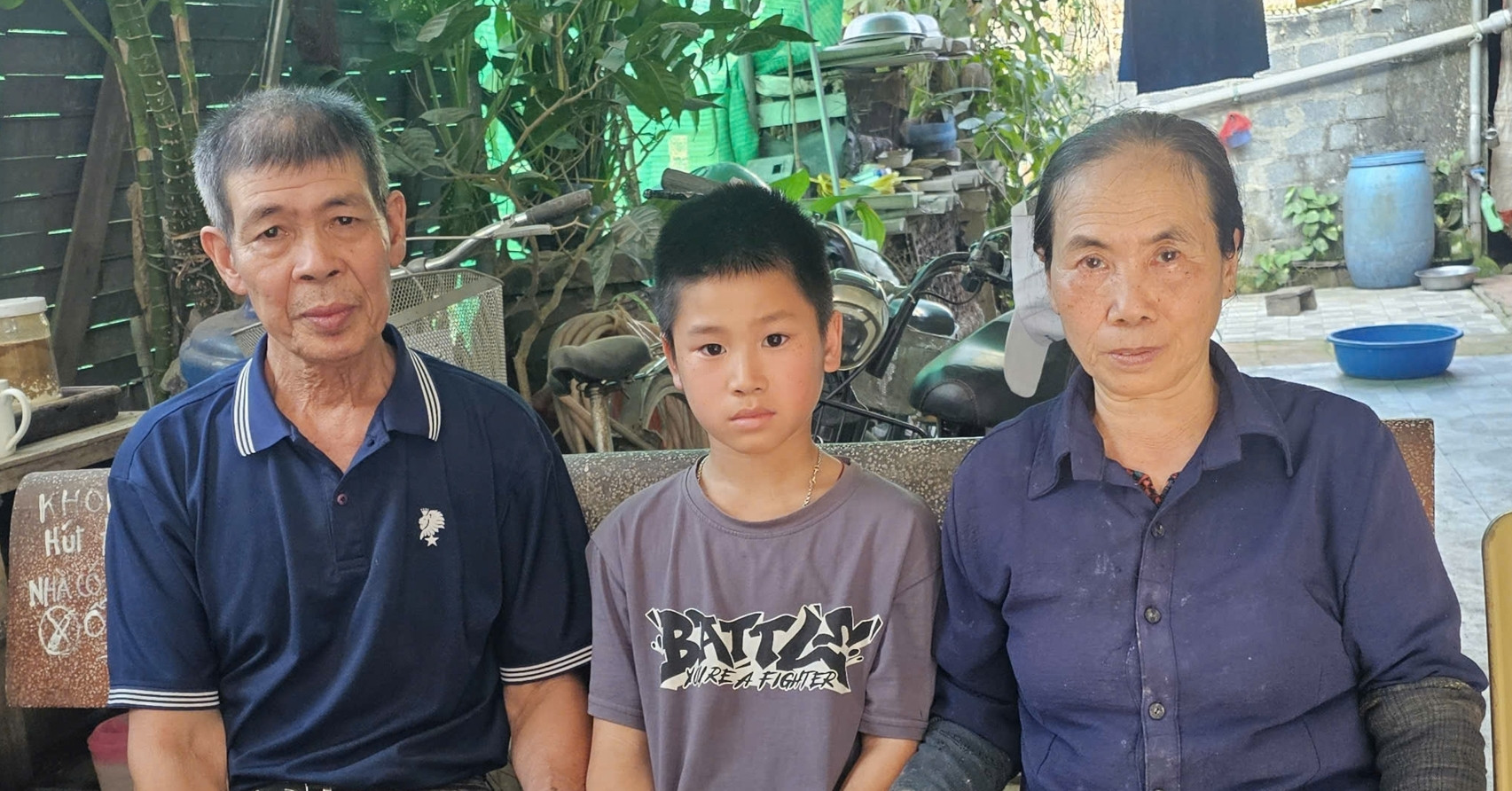 Gánh nặng chồng ung thư, cháu ngoại mồ côi đè lên vai người bà gần 70 tuổi