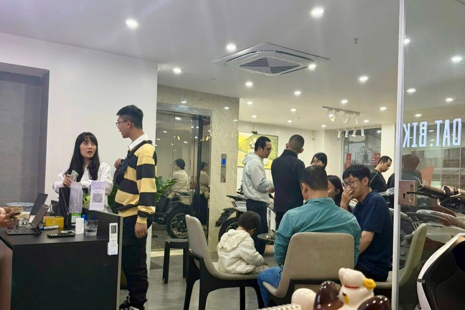 Giá xăng tăng mạnh, khách đổ xô mua xe máy điện