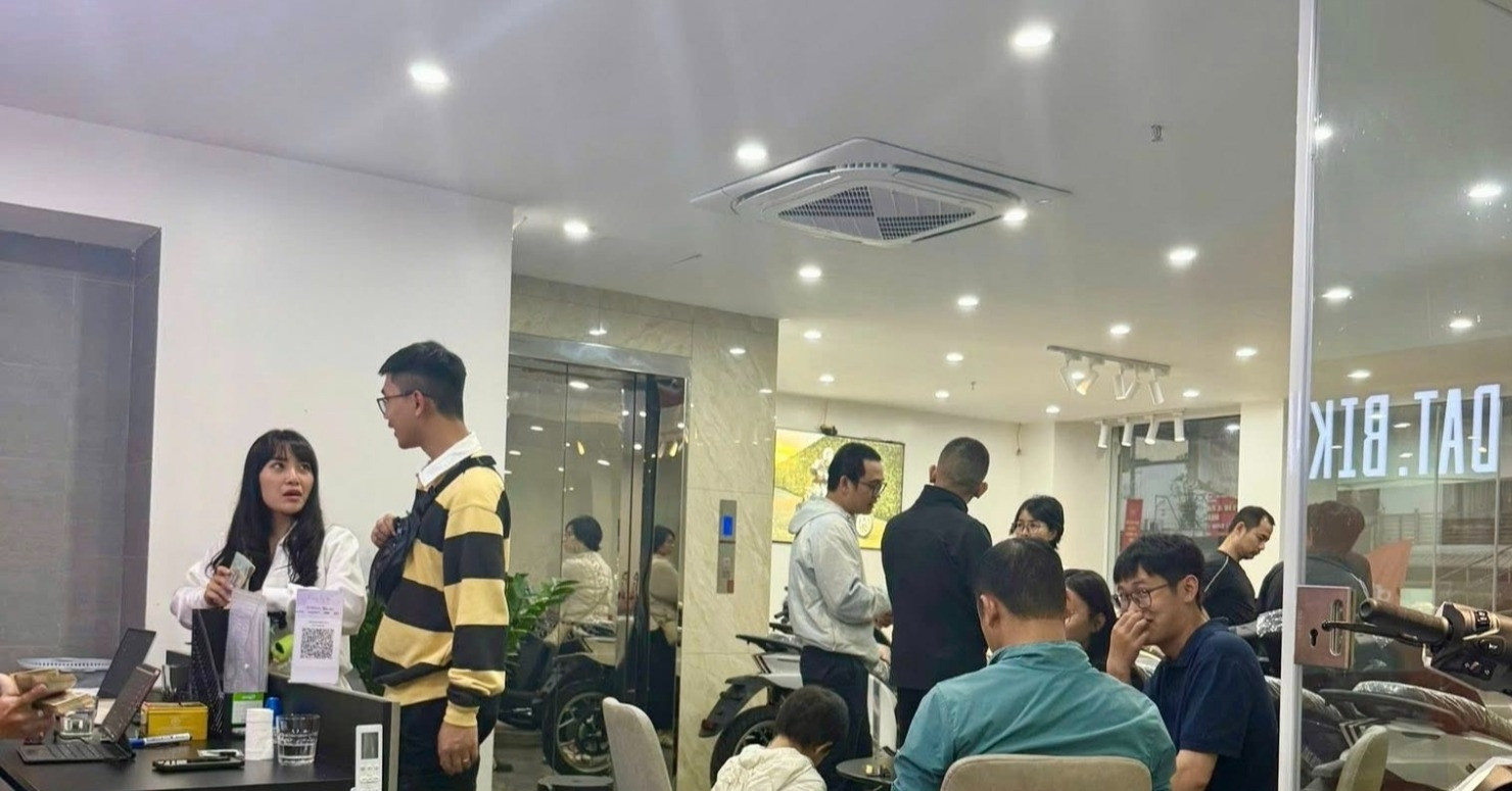 Giá xăng tăng mạnh, khách đổ xô mua xe máy điện