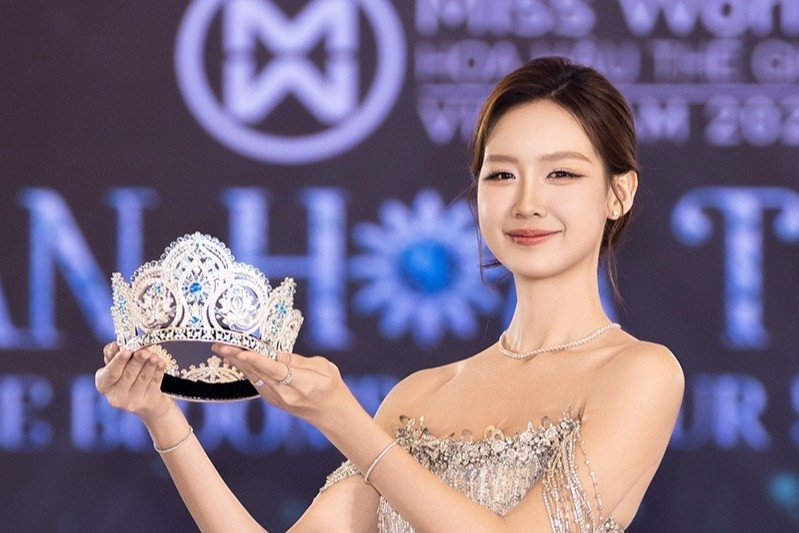 Hoa hậu Lê Nguyễn Bảo Ngọc xinh đẹp bên chiếc vương miện đính 3.368 viên đá quý