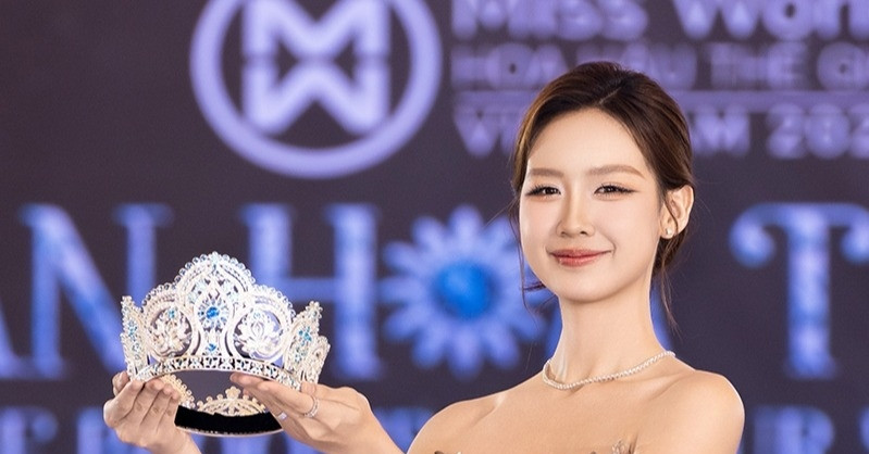 Hoa hậu Lê Nguyễn Bảo Ngọc xinh đẹp bên chiếc vương miện đính 3.368 viên đá quý