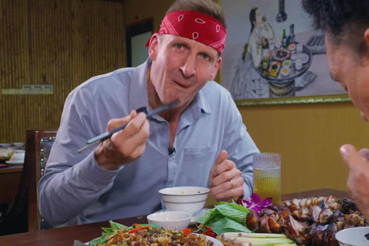 Khách Tây thử món thịt chuột 'khổng lồ' ở Hà Nội, khen ngon nhất từng ăn