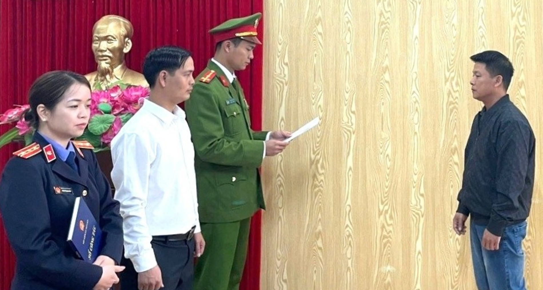 Khởi tố chủ cơ sở sản xuất 12.000 chai dấm ăn giả ở Ninh Bình