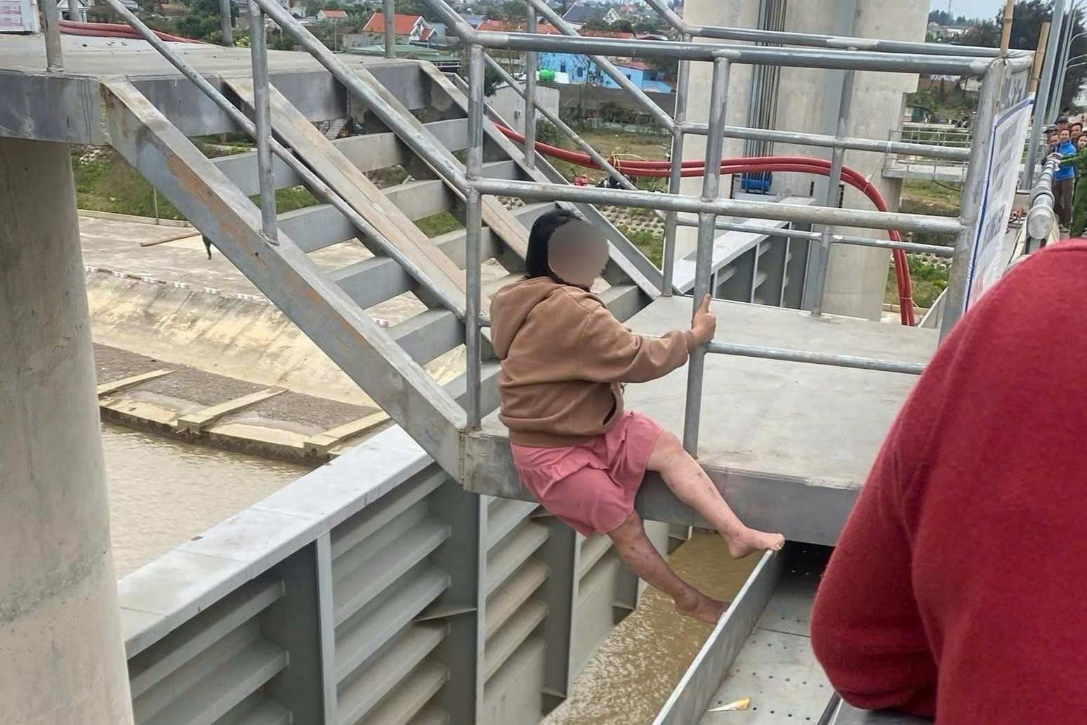 Kịp thời giải cứu thai phụ định nhảy cầu tự tử ở Thanh Hóa