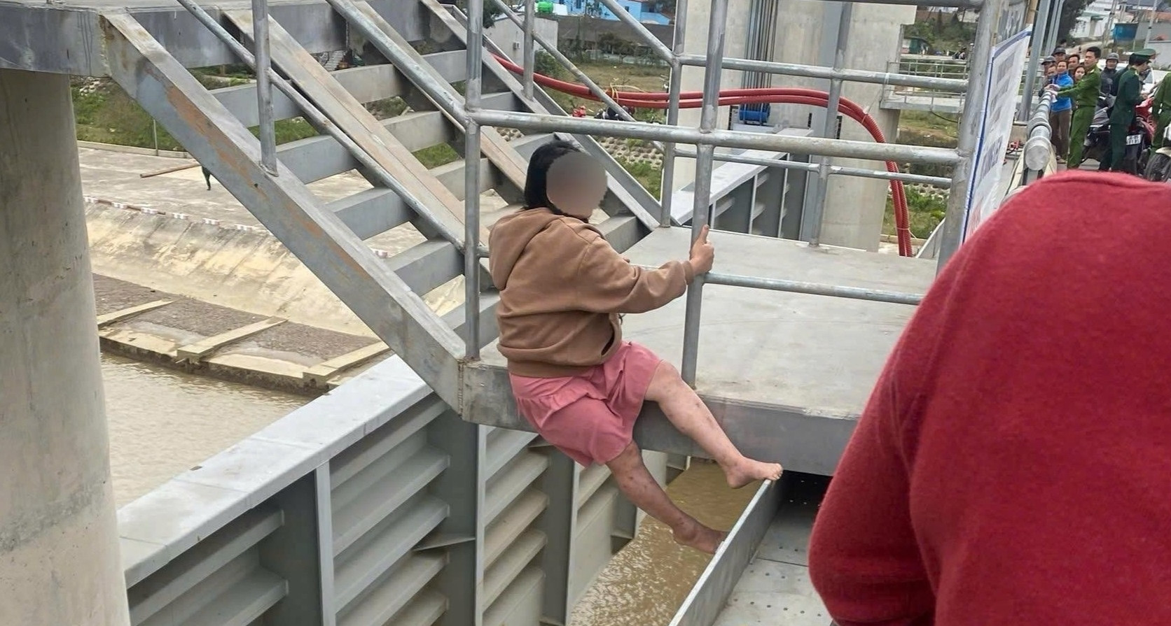 Kịp thời giải cứu thai phụ định nhảy cầu tự tử ở Thanh Hóa