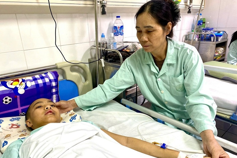 Mẹ qua đời sau tai nạn, con gái chấn thương nặng cần giúp đỡ