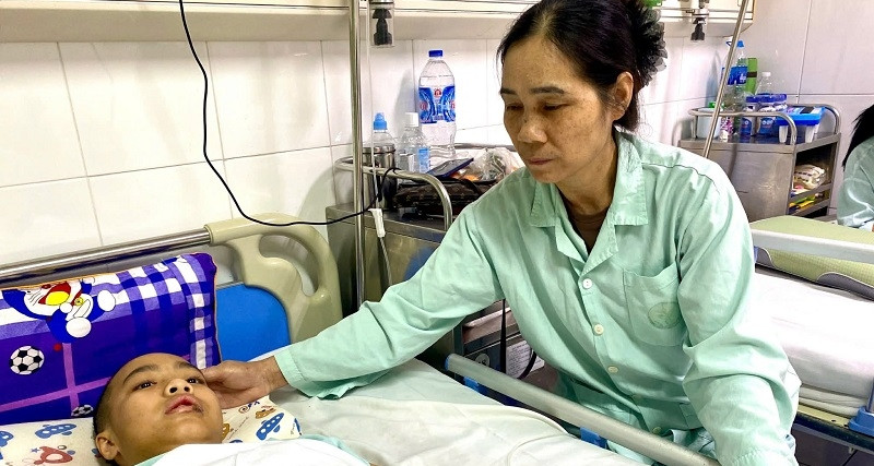 Mẹ qua đời sau tai nạn, con gái chấn thương nặng cần giúp đỡ