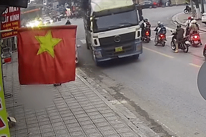 Ô tô vượt ẩu lao lên vỉa hè, húc văng người phụ nữ rồi bỏ chạy