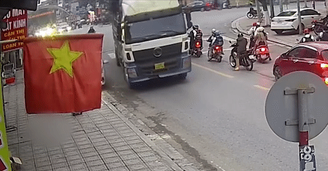 Ô tô vượt ẩu lao lên vỉa hè, húc văng người phụ nữ rồi bỏ chạy