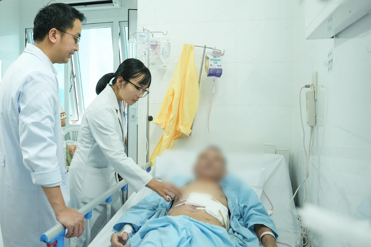 Tự uống thuốc đau bụng, người đàn ông bị thủng dạ dày, ngưng tim trên bàn mổ