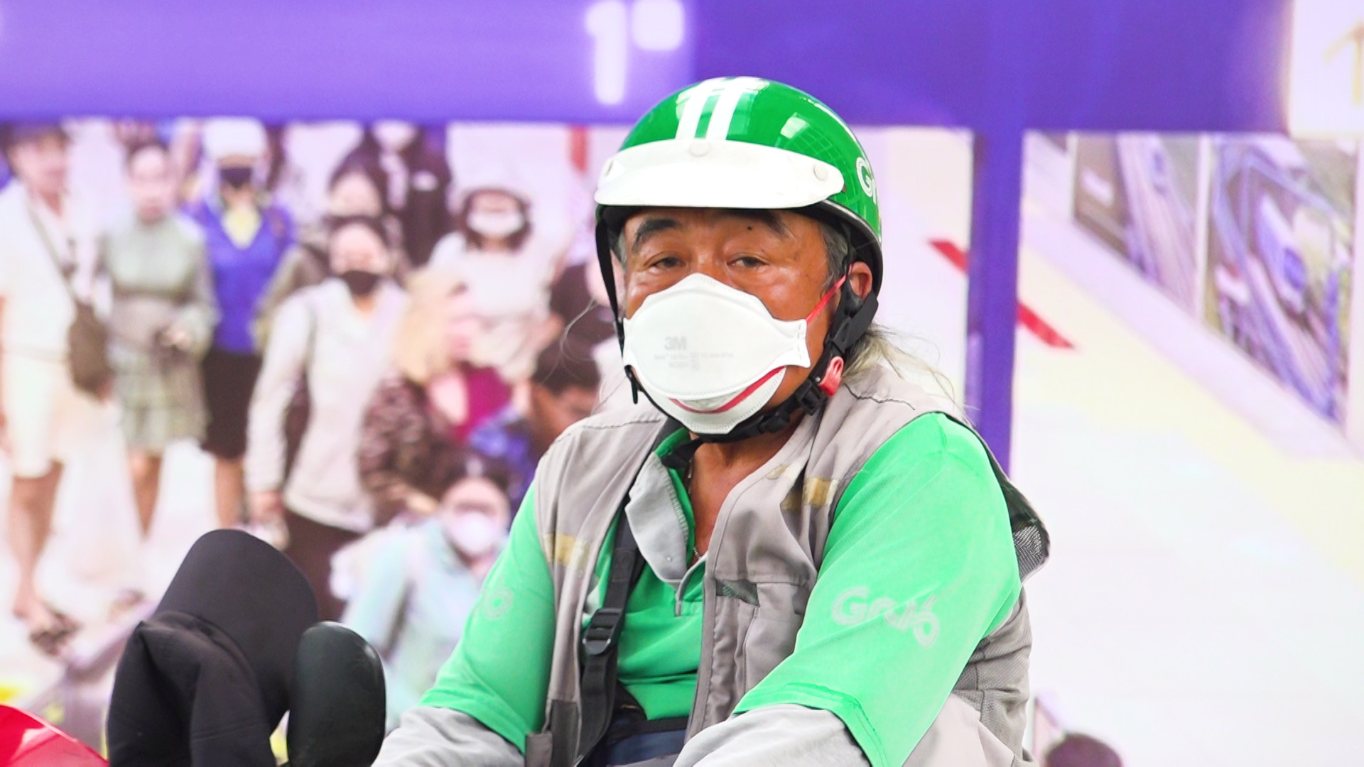 Tài xế công nghệ, shipper chật vật mưu sinh giữa lúc giá xăng tăng mạnh